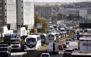 Conductores de camiones y autobuses ralentizan el tráfico contra el aumento de los precios del combustible en París, Francia, el 30 de marzo de 2026.