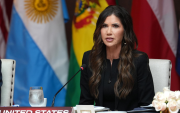 Kristi Noem enfrenta polémica tras la difusión de imágenes privadas de su esposo Bryon.
