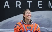 La especialista en misiones Christina Koch de la NASA conversa con familiares durante el recorrido desde el Edificio de Operaciones y Verificación Neil A. Armstrong hacia la plataforma de lanzamiento 39B