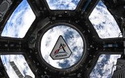 La misión Artemis II despegó con éxito desde Florida con cuatro astronautas a bordo, incluida Christina Koch, la primera mujer en una tripulación rumbo a la órbita lunar.