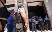 Oficiales de la Policía Nacional ingresaron al municipio como parte de un procedimiento.