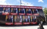 Los rostros y nombres de los siete jueces de la Corte Constitucional se colocaron en dos grandes pancartas en la av. Patria, antes de la marcha de Daniel Noboa.