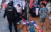 Agentes metropolitanos de control desalojaron a los comerciantes informales de las aceras en las cercanías del Mercado Central, en Guayaquil.
