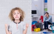 La ausencia de límites claros, junto con la cultura de la inmediatez, está debilitando la tolerancia a la frustración y favoreciendo conflictos constantes entre padres e hijos.