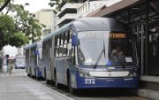 Un bus del sistema de transporte masivo Metrovía está involucrado en el atropellamiento de un hombre, quien falleció, en el centro de Guayaquil.