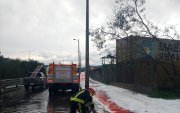 Los bomberos realizaron labores para evacuar el agua lluvia acumulada en la Ruta Viva.