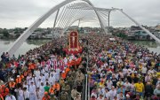 Una multitud de feligreses participó en la procesión del Cristo del Consuelo. Ciento de ellos se congregaron en las afueras del Santuario del Cristo del Consuelo desde tempranas horas de la madrugada.