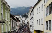 Fieles acompañan la procesión de Jesús del Gran Poder en el Centro Histórico de Quito durante el Viernes Santo.