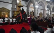 Arrastre de Caudas en Quito, 1 de abril de 2026: sacerdotes recorren la iglesia con caudas negras en solemne procesión de Semana Santa.