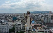 Una imagen de Jesucristo destaca en la cúpula de la Catedral de Guayaquil, ubicada en el centro de la ciudad.