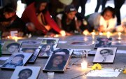 Fotografía de archivo que muestra imágenes de defensores asesinados y desaparecidos en Ciudad de México (México).