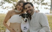 Emiliana Valdez con su esposo y su mascota.