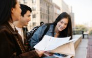 La SENESCYT ofrece financiamiento para que estudiantes ecuatorianos continúen sus estudios de cuarto nivel en el extranjero.