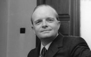 Capote fue un influyente novelista y periodista estadounidense, figura clave del siglo veinte por obras como Desayuno en Tiffany's.