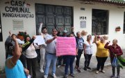 Moradores de las comunas de Puembo, con carteles y consignas, exigen a Epmaps soluciones urgentes ante la escasez de agua.