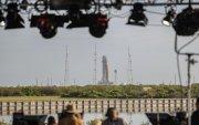 Medios de comunicación aguardan cerca de la zona de lanzamiento en el Centro Espacial Kennedy, Florida, Estados Unidos.