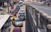 En la avenida Guillermo Pareja Rolando, en el norte de Guayaquil, hay cierres que afectan la circulación vehicular.
