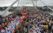 Fieles participan en la procesión de Cristo del Consuelo en Guayaquil