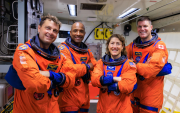 Los cuatro astronautas de la misión Artemis II, en una imagen de archivo durante su preparación. Este 2 de abril se actualiza la ubicación de la tripulación.