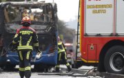 El bus se incendió tras chocar con la motocicleta en La Magdalena, Quito; bomberos lograron sofocar las llamas.