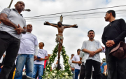 Feligreses participan en la procesión del norte de Guayaquil este Viernes Santo.