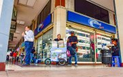 En cada paso por el centro de Guayaquil hay alguien vendiendo algo, aunque no cuente con permisos formales para ello