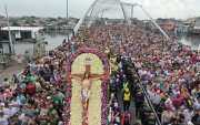 Multitud participa en una de las procesiones más grandes de Guayaquil.