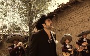 El cantante regresa a los escenarios con un sencillo que acopla la balada con el ranchero contemporáneo.