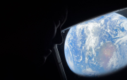 Los astronautas toman fotos y viedos de la tierra desde la nave Orión.