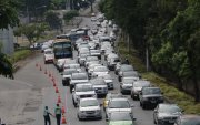 El tránsito en vía a la costa suele estar colapsado.