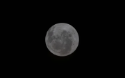 Imagen que muestra una fotografía de la de la cara oculta de la Luna captada por la tripulación de la misión Artemis II.