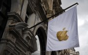 Una bandera con el símbolo de Apple decora el exterior de una tienda.