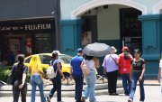 La ciudadanía utiliza sombrillas para protegerse del intenso sol que se registra en Guayaquil.
