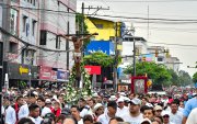 En la avenida Rodolfo Baquerizo Nazur se realizó la procesión de las parroquias del norte de Guayaquil para que la comunidad católica conmemore el Viernes Santo.