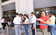 Las personas hacen filas para realizar los pagos en el Municipio.
