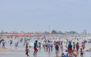Turistas disfrutan de las playas ecuatorianas durante el feriado de Semana Santa, cuando el IVA se reducirá al 8 %.