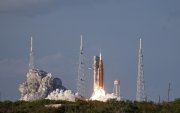 El cohete Space Launch System, que transportaba la cápsula Orion para la misión Artemis II, despegó de la plataforma de lanzamiento 39B en el Centro Espacial Kennedy el 1 de abril de 2026.