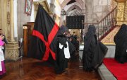 os canónigos arrastran las caudas en la Catedral Metropolitana de Quito, símbolo del pecado redimido por la cruz de Cristo.