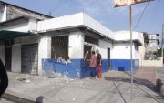 En esta UPC abandonada, en las calles 27 y Cuenca, se registró el ataque con explosivos. Ocurrió en el distrito Portete, en el suroeste de Guayaquil.