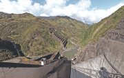 El embalse de Mazar, clave para la generación eléctrica de Ecuador, registra un descenso de más de 13 metros respecto a su cota máxima.