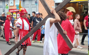 Fieles recorrieron las principales calles del centro de Loja durante el viacrucis organizado por la parroquia de San Francisco.