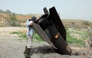 Un agricultor curioseó en un misil de Irán que impactó en el asentamiento de Israel en Cisjordania, en medio de la guerra en la que también participa Estados Unidos.
