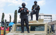 Agentes armados sobre un vehículo policial durante un operativo en Irán, en imagen de archivo difundida en el contexto de denuncias sobre el uso de menores en puestos de control.