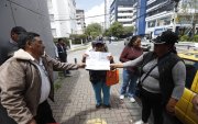 Píntag. Ayer, moradores de la parroquia rural llegaron con sus facturas a las oficinas de la entidad.