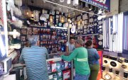 Por el temor a los apagones en el país, la ciudadanía empezó a comprar focos recargables.