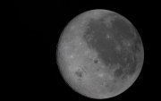 Fotografía tomada de la cuenta oficial en X de la NASA @NASA donde se observa la cara visible de la luna al costado derecho y la cara oculta del lado izquierdo.