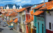 Calles de Cuenca con la Catedral al fondo, en vísperas del feriado por su fundación.