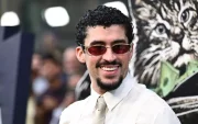 Bad Bunny desfiló en la alfombra roja del estreno de “Caught Stealing” en Nueva York el 26 de agosto de 2025