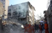Trabajadores iraníes limpian los alrededores de la sinagoga Khorasaniha, destruida en Teherán, Irán, el 7 de abril de 2026.