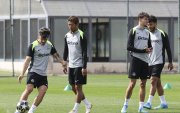 Los jugadores del Sporting Maxi Araujo, Hidemasa Morita, Georgios Vagiannidis yLuis Suárez  en el entrenamiento
